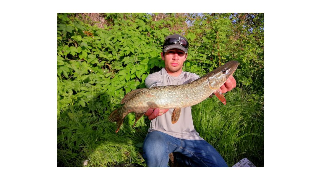 риболовецът Даниел Кирицоев позира с щука