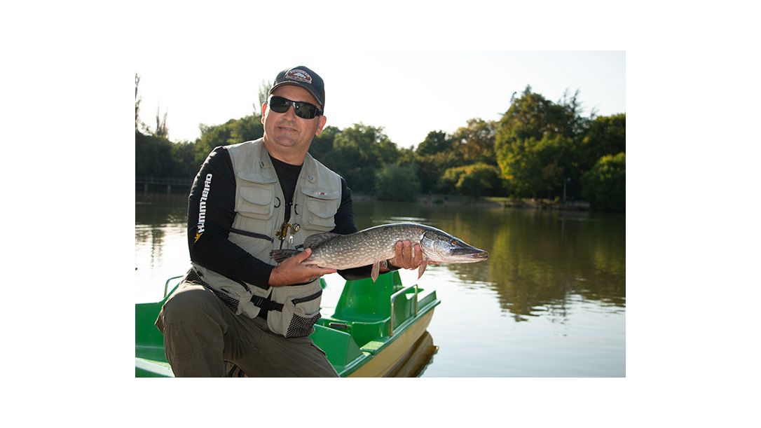 Митко Тодоров позира с щука