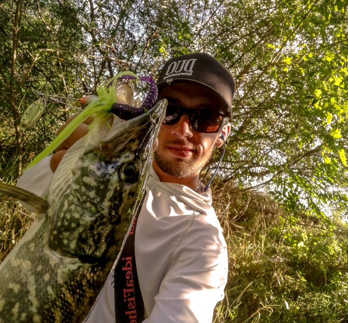 Кирицоев позира с щука уловена на спинербайт в комбинация със силикон