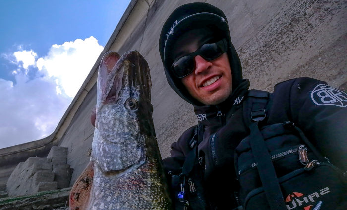 Кирицоев с щука на стената на язовир Копринка