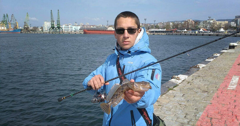 Д. Кирицоев позира с лихнус на морска гара Варна