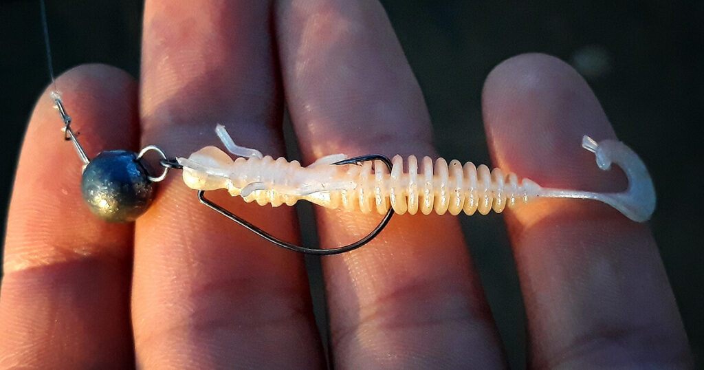 Монтаж на Fanatik Larva Lux 2" на офсетна кука с чебурашка