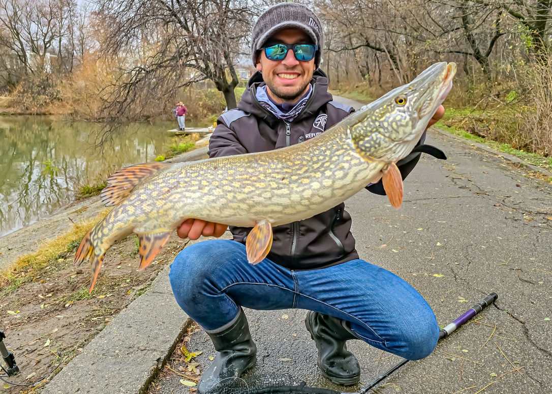 Кирицоев позира с щука уловена с Realis Jerkbait