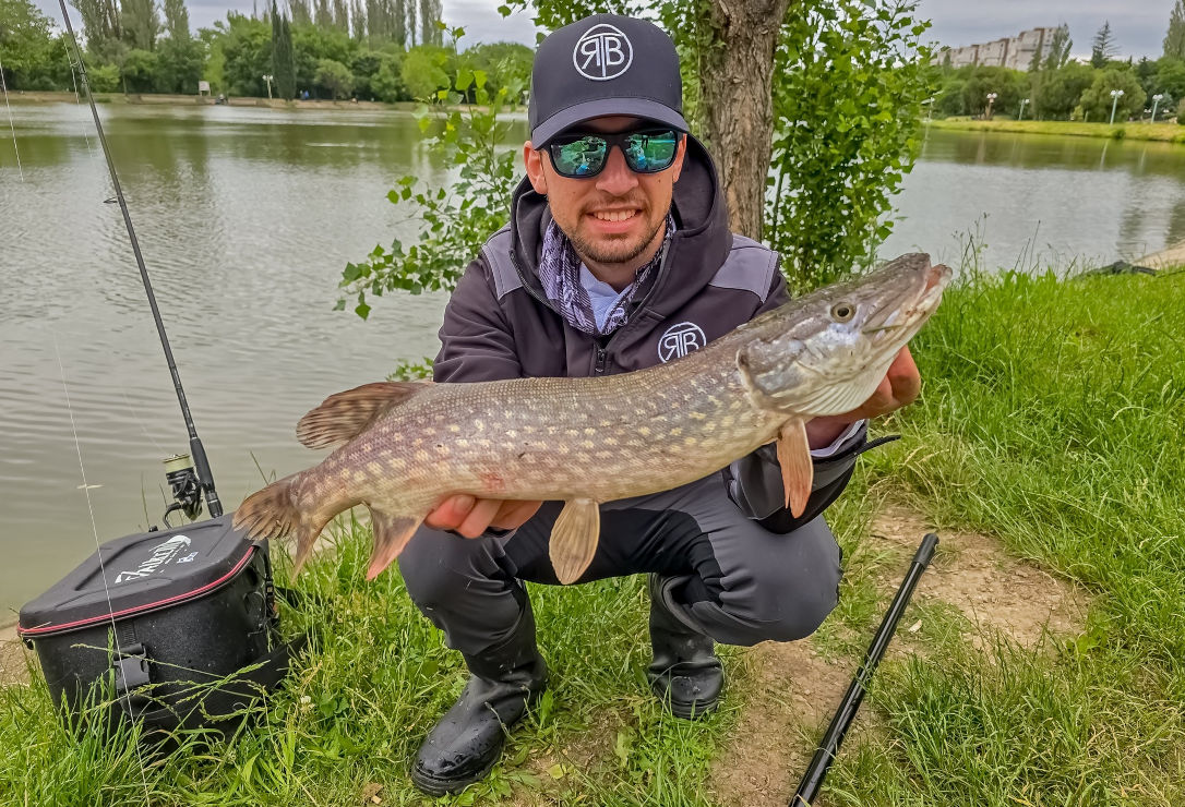 Кирицоев позира с щука на езеро Загорка