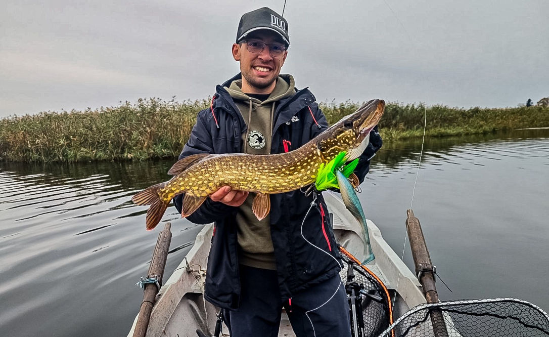 Кирицоев позира с щука уловена с Realis Versa Shad Fat 7 монтиран на мишка